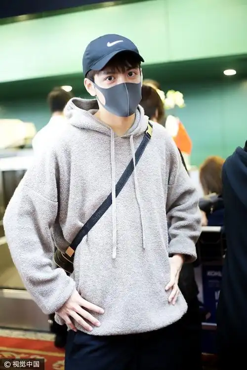 "小鲜肉"曾舜晞运动休闲look潮爆机场 背"病号服"同款包包超吸睛