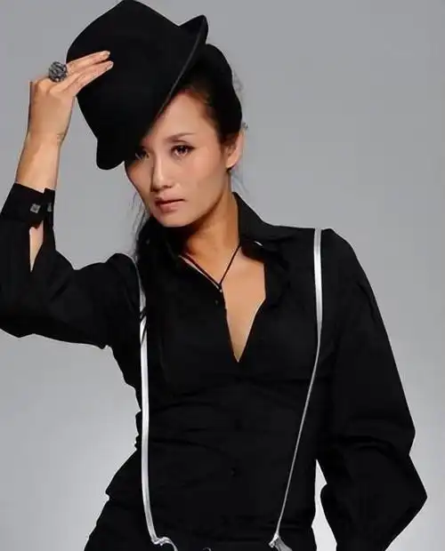 此前李颖通过参加模特大赛,已经取得了一定的知名度,个人也有多家电影