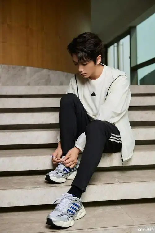 陈晓只有18岁吧好小好青春阳光大男孩我爱了