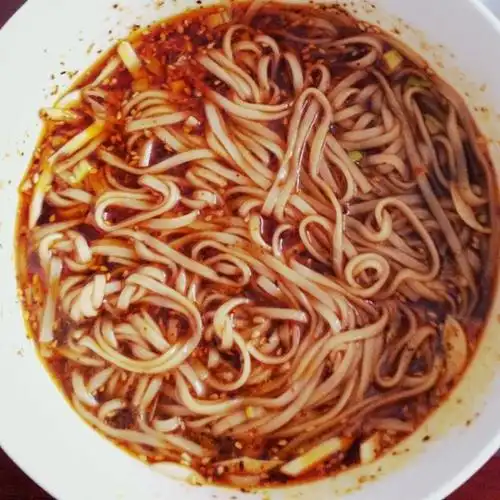 玉米地的蜗牛做的油泼辣子酸汤面