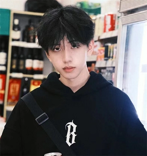 韩式微分刘海短发 最新热门男生发型