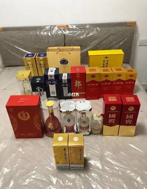搬新家了一堆口粮酒燎锅底和朋友喝