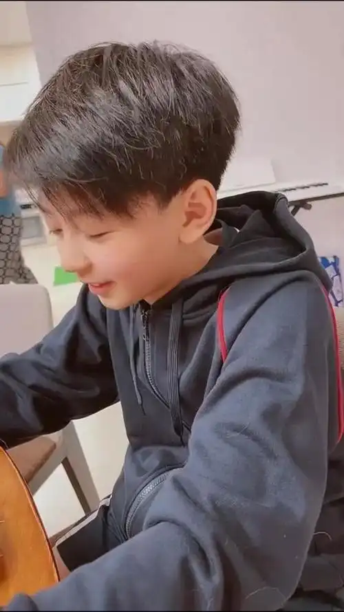 张柏芝晒二儿子视频,11岁小q又变模样,奶萌帅气颜值很像妈妈