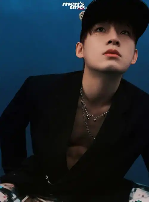 纯真少年@r1se-姚琛身着深v露出性感腹肌骑上机车逃离城市喧嚣,奔赴一