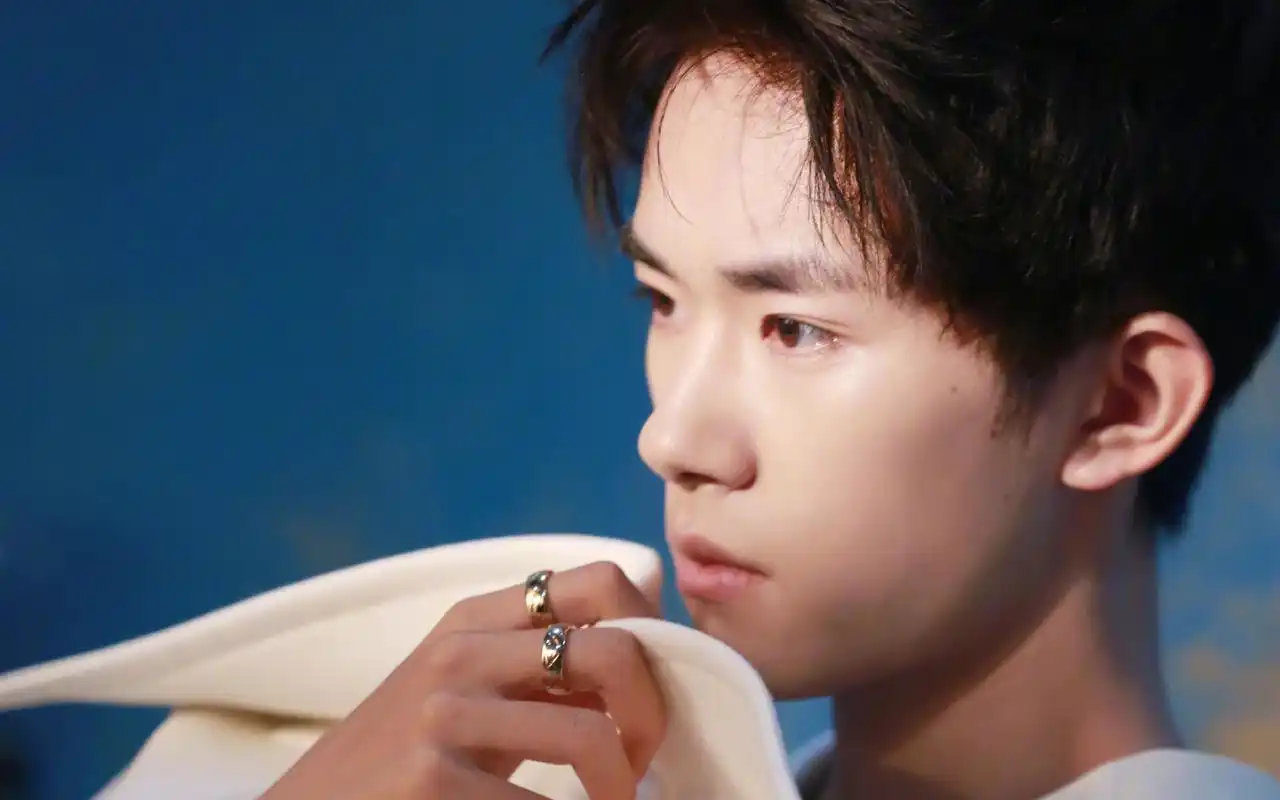 易烊千玺时尚帅气写真图片桌面壁纸