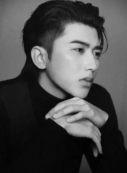 蔡徐坤登人物年度面孔黑白光影大片尽显内敛沉稳