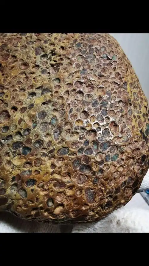 五彩球粒陨石精品,颜色漂亮,全身布满金属网纹