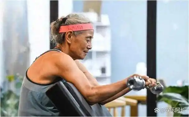 73岁撸铁奶奶陈继芳因坐月子淋雨卧床20年锻炼6年成网红