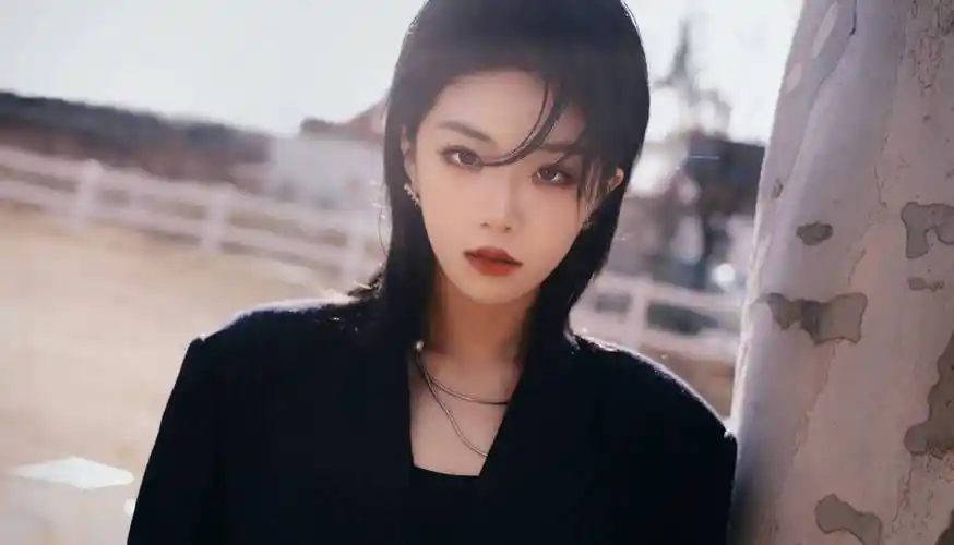 冷脸御姐喻言白马大片释出狼尾头配烟熏妆限定皮肤造型惊艳