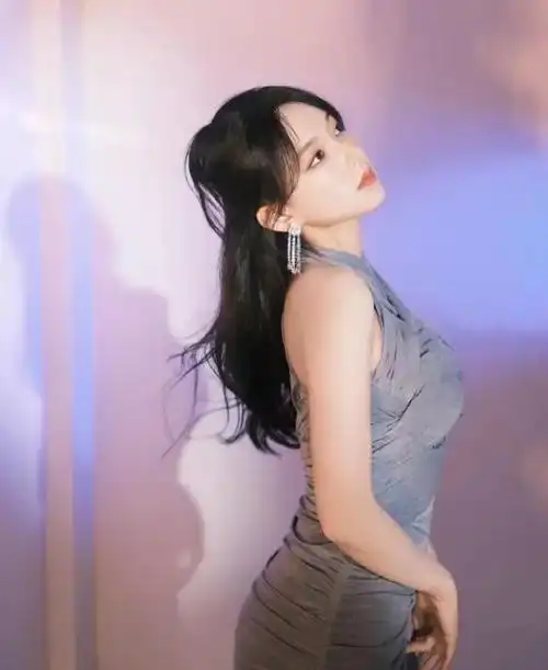 人间芭比程潇因上围丰满傲人被称奶潇碾压疯马秀lisa