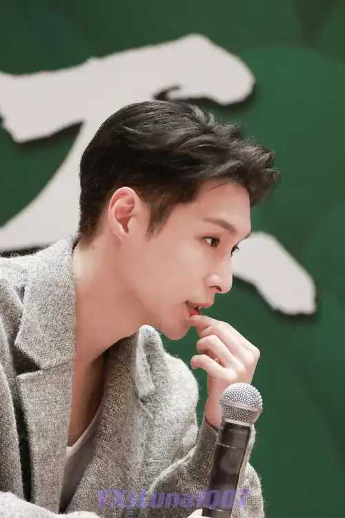 可爱 并且坦然地为自己的每一个身份和拥有粉丝的爱而自豪演员张艺兴