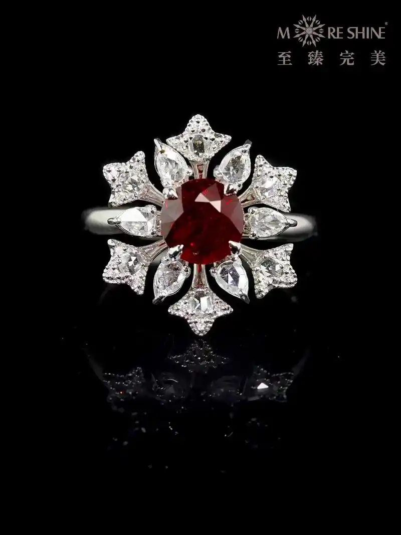 红宝石戒指.,世界上最能吸引女性的两样东西,璀璨的珠宝和美丽 - 抖音