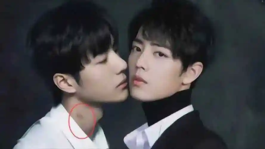 肖战脖子惊现吻痕,谁注意到王一博下意识的反应?网友瞬间炸锅了