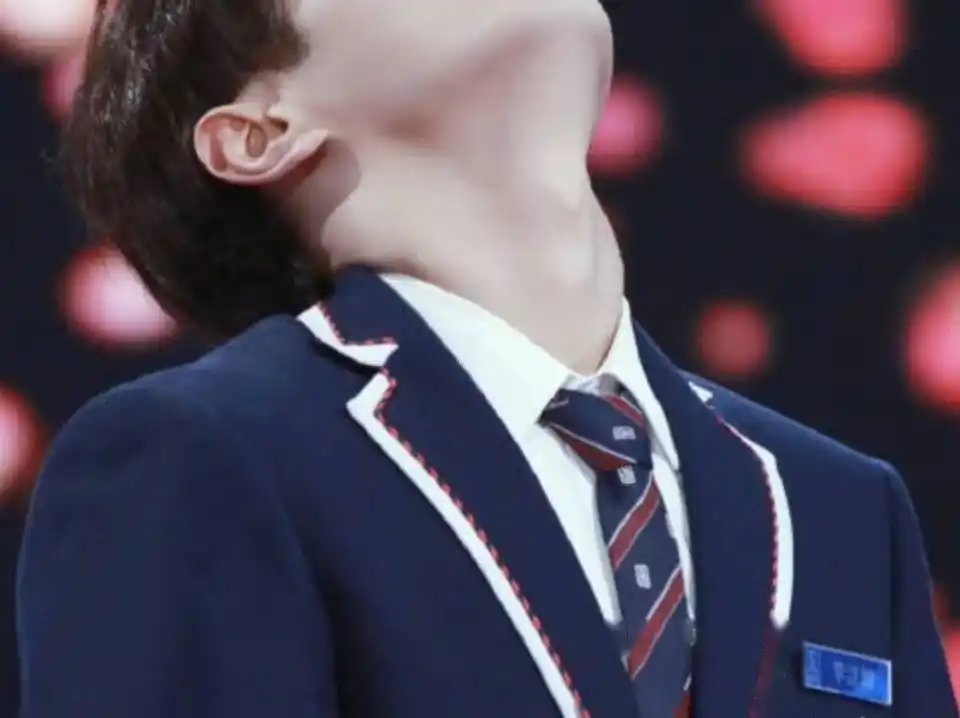 李汶翰的喉结也太性感了吧!李汶翰这个男人真的太苏了.