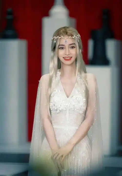 被杨颖"精灵女王"造型惊艳到了_礼服_设计_整体