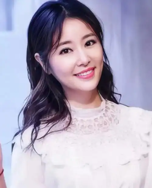 47岁林心如脸崩了眼小头秃被指像大妈小腹明显隆起被疑怀二胎