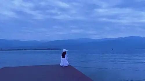 秦岚晒海边游客照 随性惬意诠释文艺浪漫