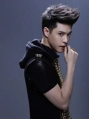 潮男长发飞机头发型 尽显另类时尚