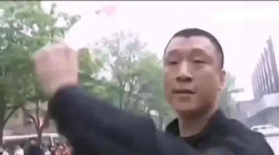 比如这个经典的强哥拿砍刀吓人的镜头,就算画质再糊,还是能从刘华强那