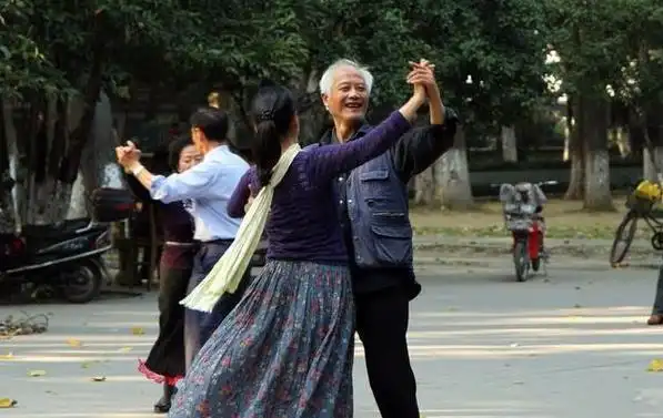 "不要抢救我"!87岁老人肝癌晚期拒绝手术化疗,带着|||