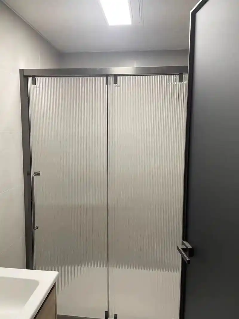 长虹玻璃淋浴房,放心冲.朋友家做的黑色,水垢真的还挺明显的, - 抖音