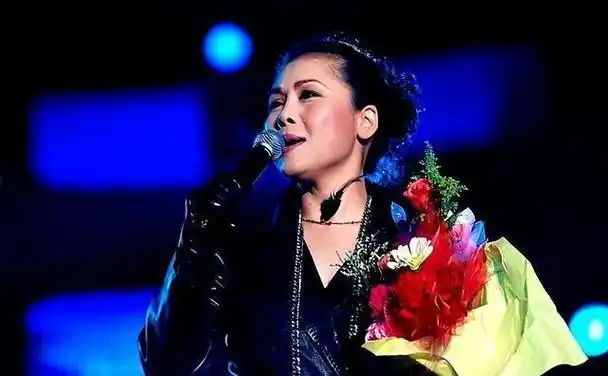 58岁田震晒泳装照!网友喊她上《歌手》刺激那英,理由