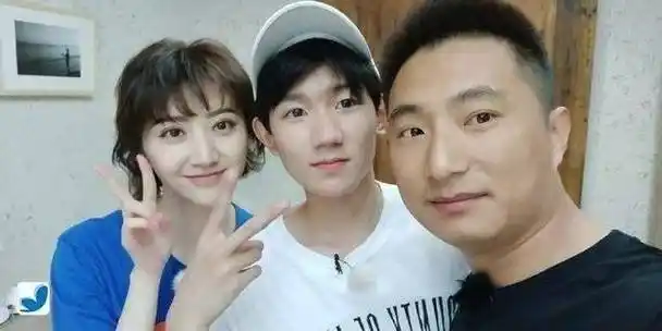 王俊凯和朋友合照,竖起的拇指太抢镜,拍照风格竟意外和王源类似_动作