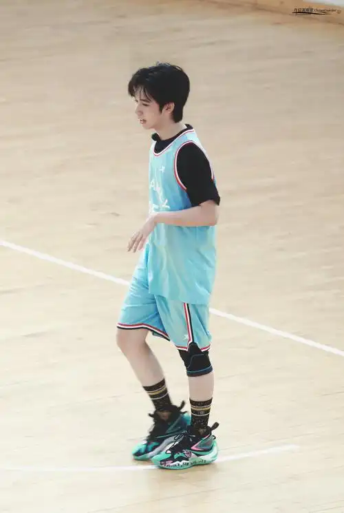 打篮球90很棒的帅气学长"@时代少年团-贺峻霖#贺峻霖夏季运动会路透