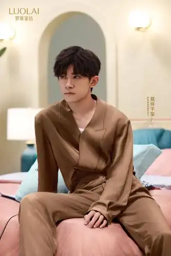 易烊千玺罗莱家纺帅气视频一则,可盐可甜的烊崽来咯