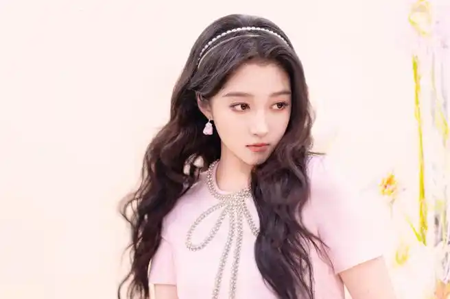 关晓彤千金粉裙##龙腾虎跃中国年味