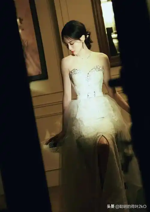 唐嫣白色闪光蕾丝裙勾勒曼妙身姿纯洁而高雅