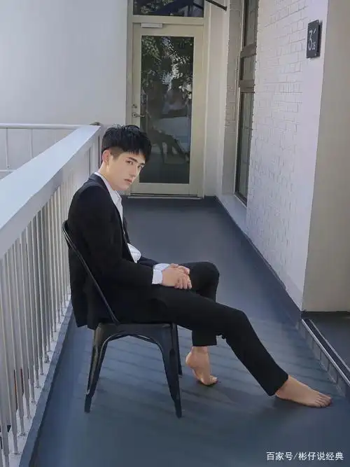 23岁的刘昊然穿西装太撩人了,雅痞感十足,太帅了!