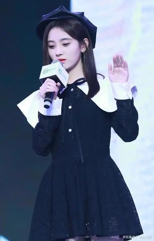 跨年夜妆造大赏:关晓彤再显壮实,鞠婧祎虞书欣变辣妹,杨紫最美