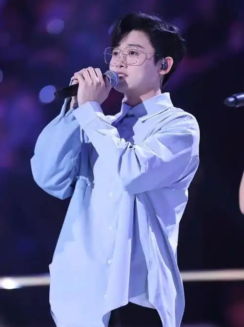 宋宇宁一件长袖蓝衬衣,简约悠闲,其他基本没变,跟他还挺搭,没啥可说的