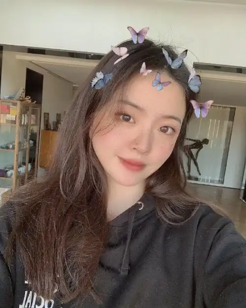 王中磊女儿王文也和帅哥亲密同框两人穿着打扮仿若情侣款