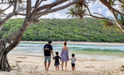 周杰伦晒一家四口海边度假照,发文祝昆凌节日快乐超宠溺