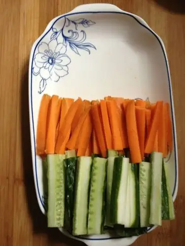 黄瓜红萝卜切条装盘