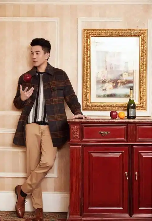 原创单身后的刘恺威更潮了穿西装竟搭条破洞裤45岁比小鲜肉还敢穿