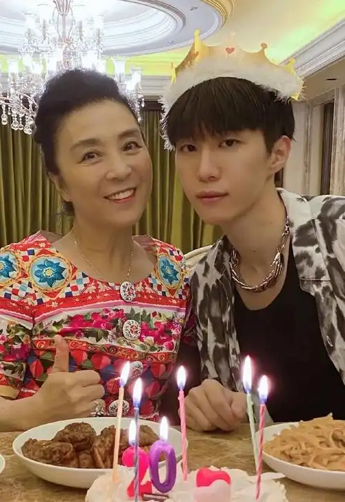 范冰冰妈妈美貌不输给大明星女儿高龄产子范丞丞让女儿背黑锅