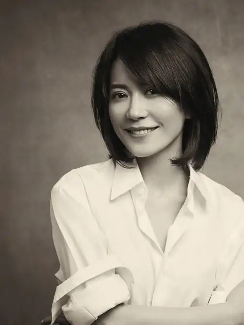 西装也能穿出优雅范,47岁俞飞鸿气场不输王菲!_感觉_女人_气质