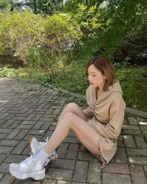 33岁少女时代泰妍,秀出六块坚实腹肌,纤细的双腿仿佛会折断一般_腾讯