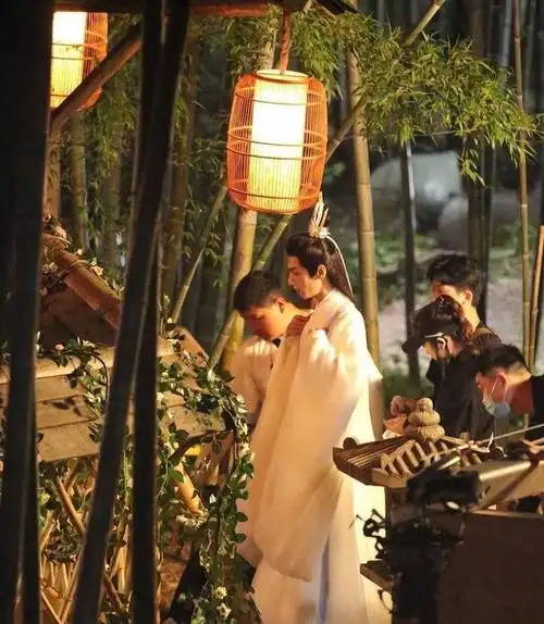 皓衣行路透帅翻罗云熙拿油纸伞仙气十足陈飞宇太有少年感