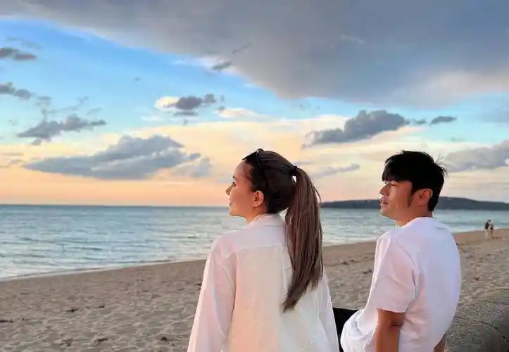 坐等新歌 周杰伦昆凌海边合照_上线_音乐_照片