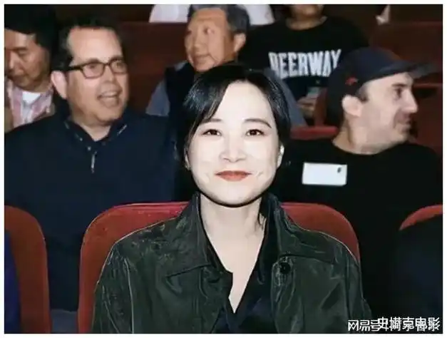 42岁贾玲复胖了,笑出好几道「褶子」,我直呼不能「瘦得过快」