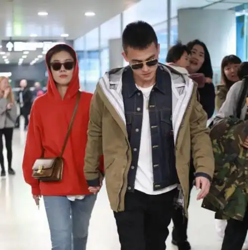 马思纯欧豪庆生后十指相扣现身机场准丈母娘还在一旁陪同