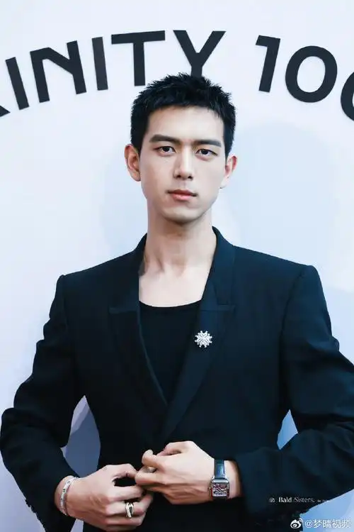 李现短发黑西装
