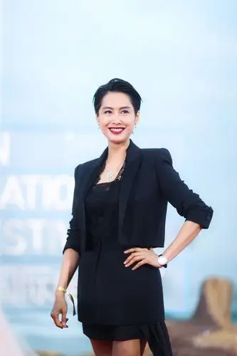 当天朱茵身穿一件黑色礼服,里面是一件蕾丝内搭,非常性感,把女性的