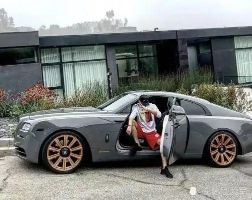 鹿晗酒吧玩通宵没见过世面和豪车合影网友喊话黄子韬借一辆给兄弟玩下