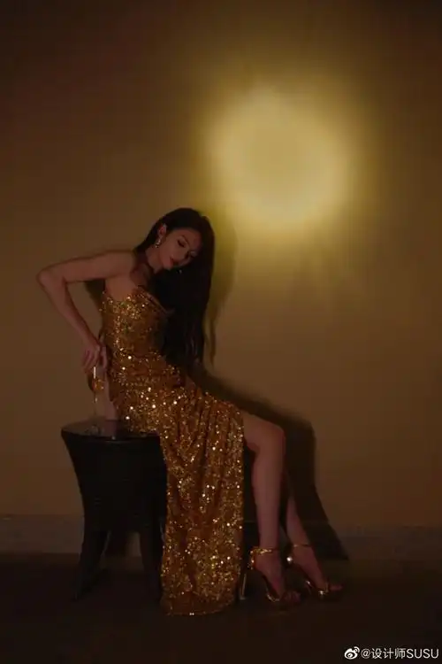 话#傅菁##傅菁合肥音乐会#00@傅菁in@susu_couture金色珠片开衩礼服