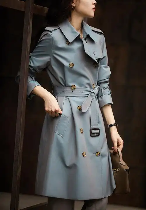 在这个秋季三木和她的风衣穿搭来啦从选款到穿搭技巧每一个节点都非常